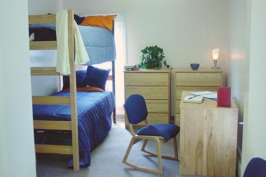 基斯顿大学宿舍，有双层床，两个梳妆台和一张桌子
